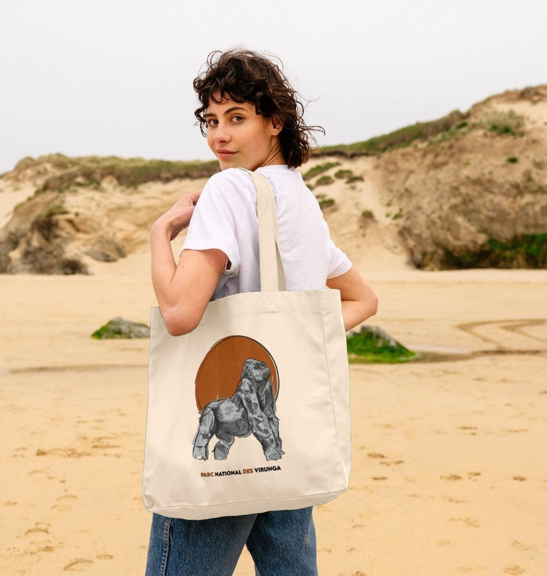 A girl holding a beige Ndakasi Shopper Bag