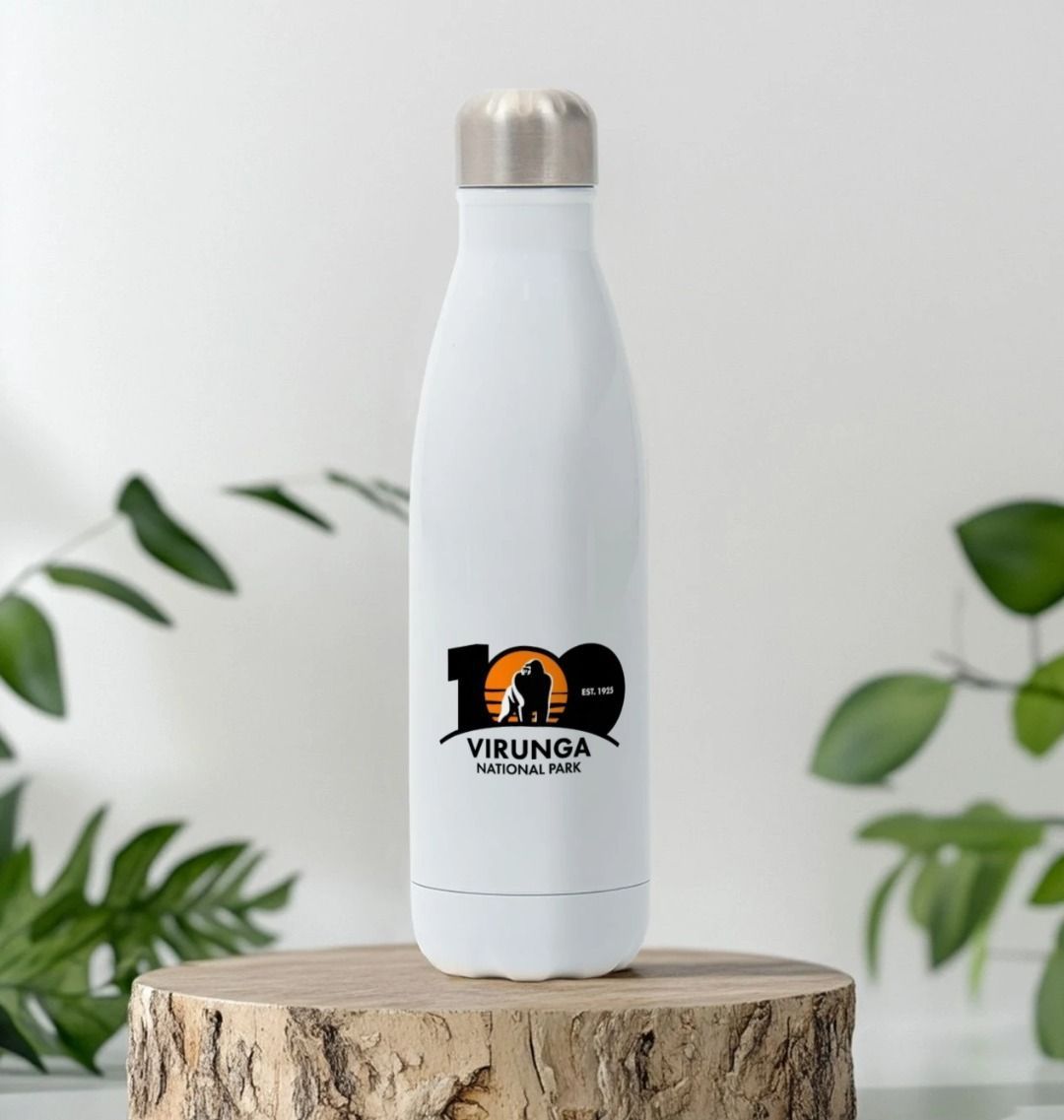 White insulated Virunga 100 bottle on a wooden block with plants in the background